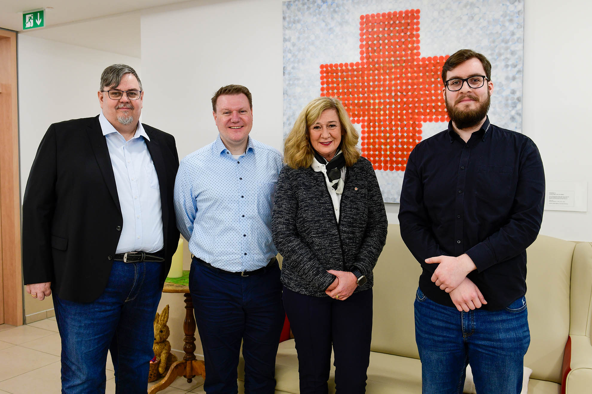 evacon Kundengeschichten - DRK Schwesternschaft Luisenheim: evacon Geschäftsführer Marcus Wilm, Verwaltungsleiter Markus Künstler, Oberin Heike Diana Wagner und Tim Masur aus dem evacon Support im Foyer des Luisenheims. Foto: Andreas Mauritz