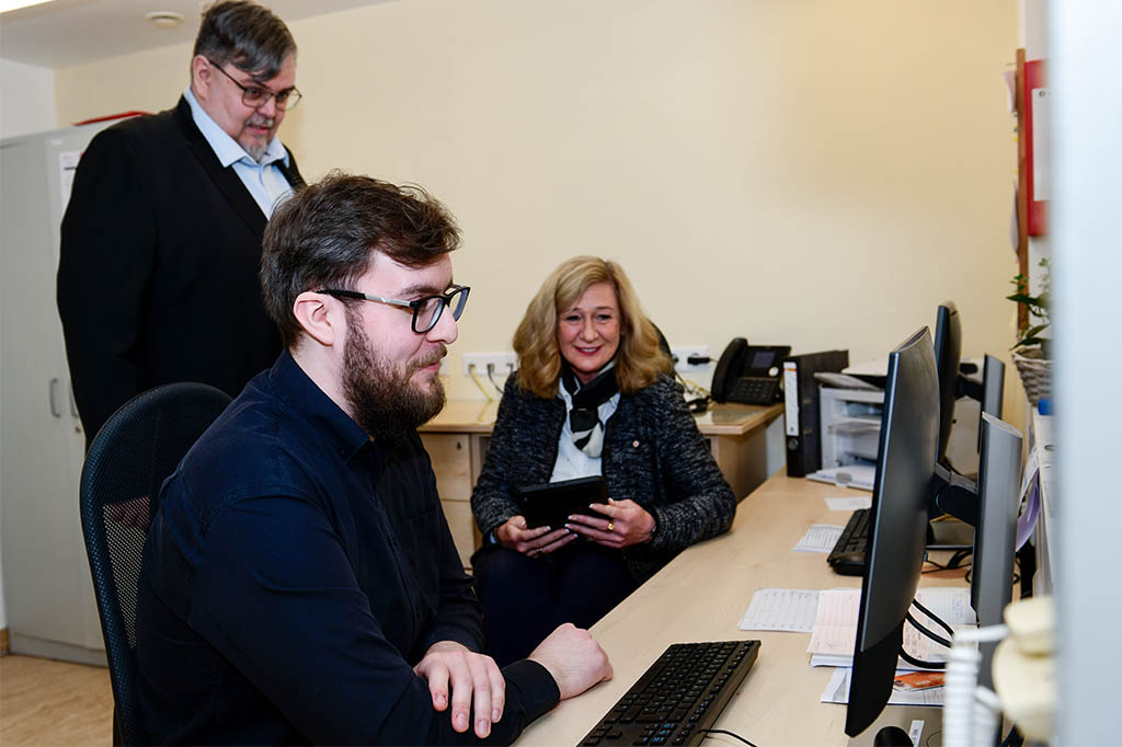 evacon Kundengeschichten - DRK Schwesternschaft Luisenheim: Tim Masur aus dem evacon-Support am PC mit Geschäftsführer Marcus Wilm und Oberin Heike Wagner. Foto: Andreas Mauritz
