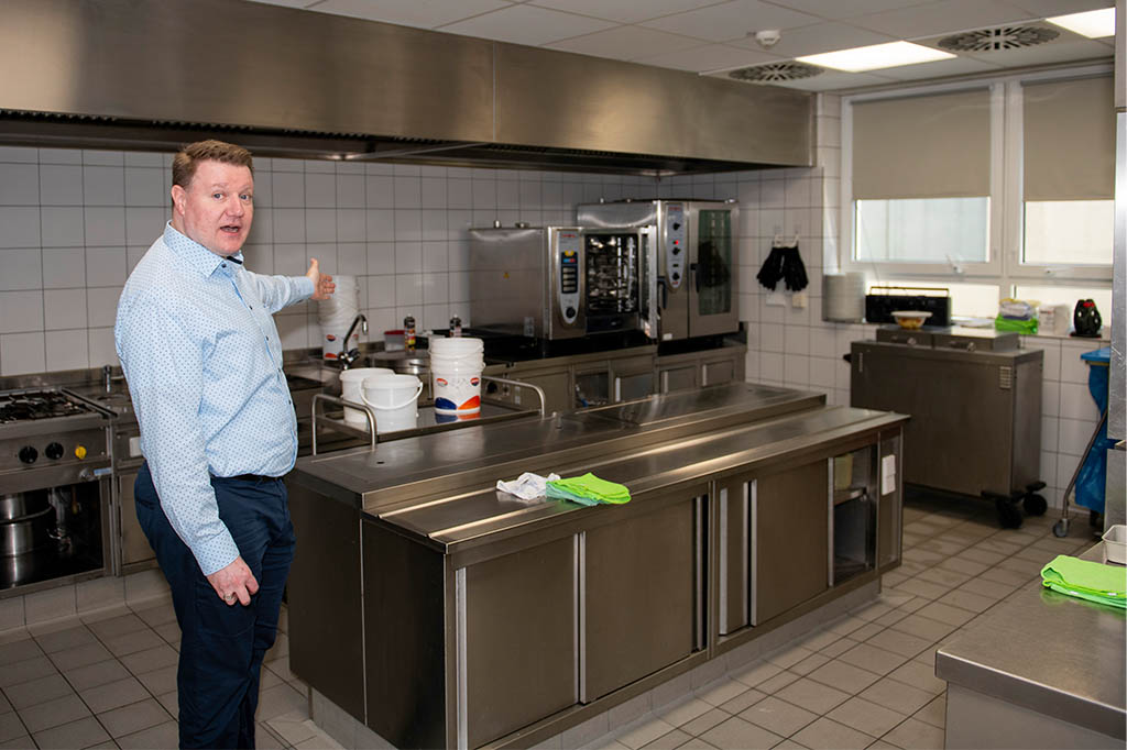 evacon Kundengeschichten - DRK Schwesternschaft Luisenheim: Das Luisenheim arbeitet mit eigener Küche, eigenem Reinigungsdienst und eigener Wäscherei. Hier zeigt der Verwaltungsleiter Markus Künstler die moderne Küche. Foto: Andreas Mauritz